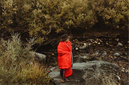 simsearch:614-08392638,k - Woman in creek, wrapped in sleeping bag, Mineral King, Sequoia National Park, California, USA Foto de stock - Sin royalties Premium, Código: 614-08826871