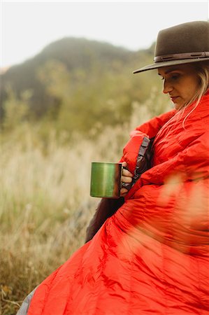 simsearch:614-08392638,k - Woman sitting in rural setting, wrapped in sleeping bag, holding tin mug, Mineral King, Sequoia National Park, California, USA Foto de stock - Sin royalties Premium, Código: 614-08826873