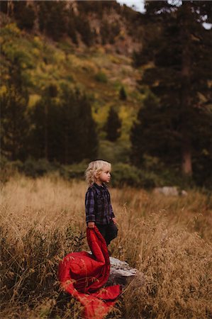 simsearch:614-07031875,k - Young boy standing in field, holding sleeping bag, Mineral King, Sequoia National Park, California, USA Foto de stock - Sin royalties Premium, Código: 614-08826888