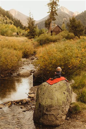 simsearch:614-07031875,k - Young boy sitting on rock beside creek, holding fishing rod, Mineral King, Sequoia National Park, California, USA Foto de stock - Sin royalties Premium, Código: 614-08826881