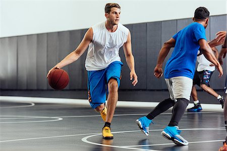 Male basketball player running with ball in basketball game Photographie de stock - Premium Libres de Droits, Code: 614-08827244