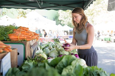 simsearch:6108-05874623,k - Woman at fruit and vegetable stall selecting red onions Stock Photo - Premium Royalty-Free, Code: 614-08827326