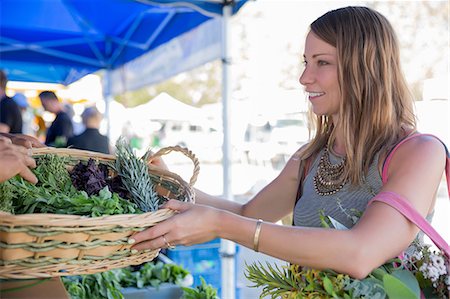 simsearch:6108-05874623,k - Woman at fruit and vegetable stall receiving basket of fresh herbs Stock Photo - Premium Royalty-Free, Code: 614-08827321