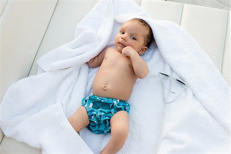 simsearch:614-07031850,k - Baby lying on towel Stock Photo - Premium Royalty-Free, Code: 614-08821135
