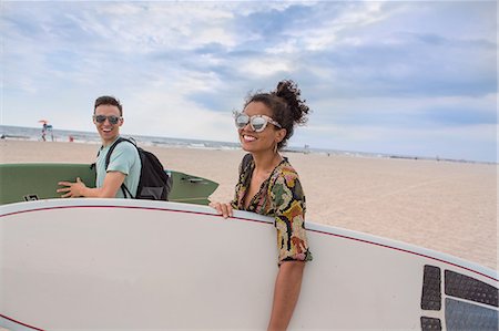Young couple carrying surfboards on Rockaway Beach, New York State, USA Photographie de stock - Premium Libres de Droits, Code: 614-08821388