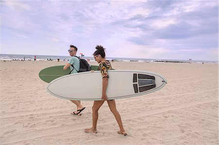 Young couple carrying surfboards on Rockaway Beach, New York State, USA Photographie de stock - Premium Libres de Droits, Code: 614-08821389