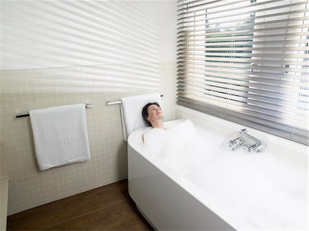 simsearch:633-06354677,k - Woman in bathroom, taking a bath Stock Photo - Premium Royalty-Free, Code: 614-08865470