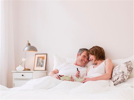 simsearch:6108-06166423,k - Eldery couple eating in bed Foto de stock - Sin royalties Premium, Código: 614-08866084