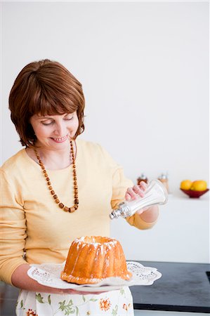 simsearch:649-05520883,k - woman in kitchen preparing cake Stock Photo - Premium Royalty-Free, Code: 614-08866101