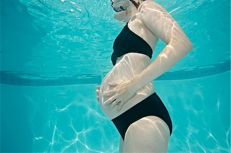 simsearch:6113-07147417,k - Pregnant woman's torso under water Stock Photo - Premium Royalty-Free, Code: 614-08866123