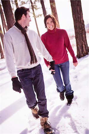 simsearch:6113-07790711,k - Couple walking through snowy woods Photographie de stock - Premium Libres de Droits, Code: 614-08866221