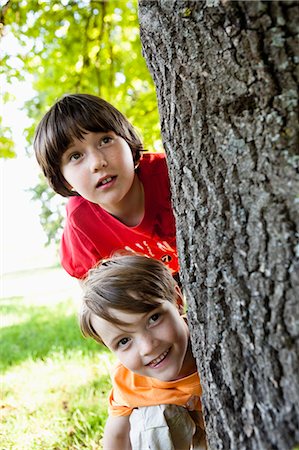 simsearch:649-06164469,k - Two Boys Hiding Behind Tree Close-Up Foto de stock - Sin royalties Premium, Código: 614-08866746