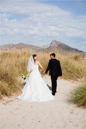 simsearch:614-06898128,k - bride and groom walking on beach Stock Photo - Premium Royalty-Free, Code: 614-08866758