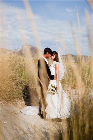 simsearch:649-03796564,k - bride and groom kissing on beach Stock Photo - Premium Royalty-Free, Code: 614-08866759