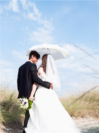 simsearch:649-06717611,k - bride and groom walking under parasol Foto de stock - Sin royalties Premium, Código: 614-08866767