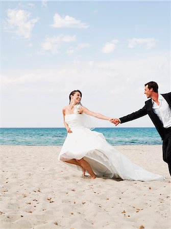 simsearch:649-06432569,k - bride and groom running along beach Foto de stock - Sin royalties Premium, Código: 614-08866761