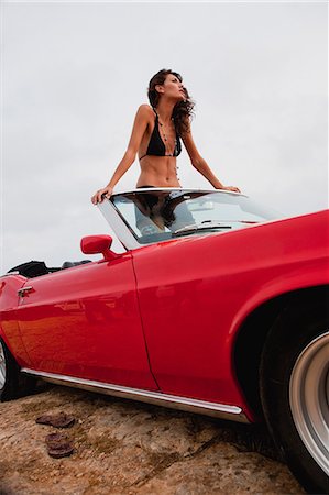 simsearch:614-06625108,k - woman standing in an open-topped car Foto de stock - Sin royalties Premium, Código: 614-08866791