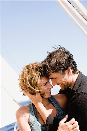 simsearch:6108-06166423,k - couple embracing each other on a boat Foto de stock - Sin royalties Premium, Código: 614-08866822