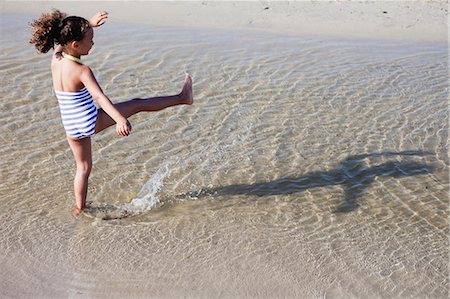 simsearch:614-07768068,k - young girl playing in water at beach Stock Photo - Premium Royalty-Free, Code: 614-08866876