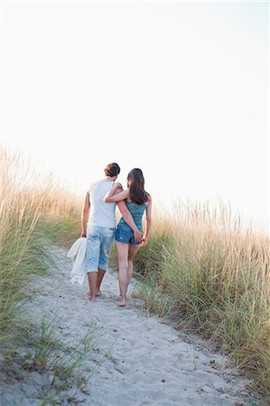 simsearch:614-06898128,k - couple strolling along beach Stock Photo - Premium Royalty-Free, Code: 614-08866882