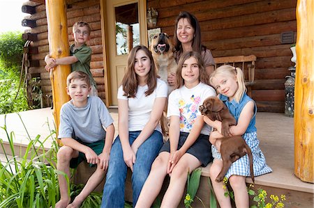 simsearch:649-06401393,k - Family portrait in front of home Stock Photo - Premium Royalty-Free, Code: 614-08867053