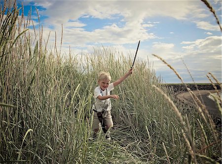 simsearch:649-06352471,k - Boy playing with sword in wheat field Stock Photo - Premium Royalty-Free, Code: 614-08867738