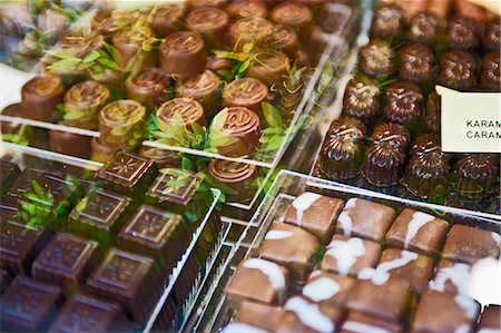 simsearch:614-06169178,k - Close up of chocolates in display case Stock Photo - Premium Royalty-Free, Code: 614-08868051