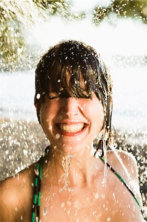 Woman standing in shower at beach Photographie de stock - Premium Libres de Droits, Code: 614-08868161