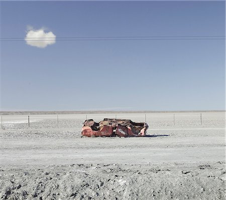 Abandoned car on dirt road Photographie de stock - Premium Libres de Droits, Code: 614-08868312