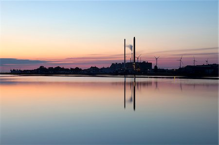 simsearch:649-06400732,k - Smokestacks reflected in water Photographie de stock - Premium Libres de Droits, Code: 614-08868583