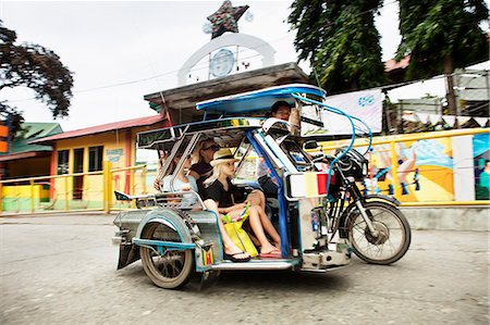 filipina mother daughter - Family riding in alternative transport Photographie de stock - Premium Libres de Droits, Code: 614-08868634
