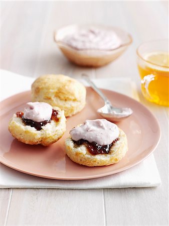 simsearch:614-06116210,k - Biscuits with jam and cream cheese Foto de stock - Sin royalties Premium, Código: 614-08868855