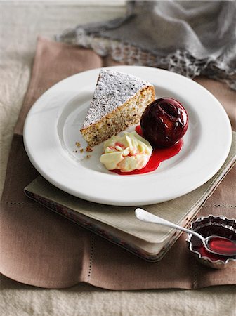 simsearch:614-06116210,k - Plate of hazelnut cake with cream Foto de stock - Sin royalties Premium, Código: 614-08868883