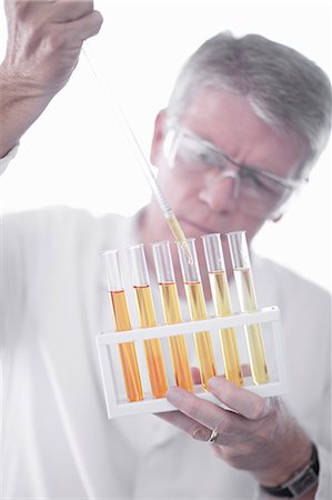 simsearch:6113-07589192,k - Scientist dropping liquid in test tubes Stock Photo - Premium Royalty-Free, Code: 614-08868987