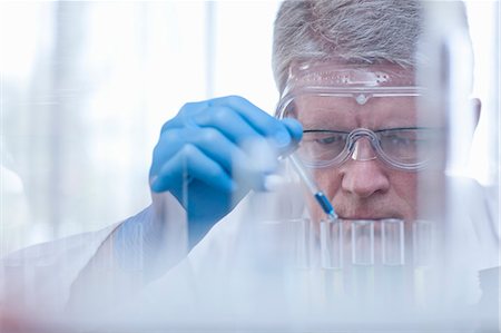 simsearch:6113-07589192,k - Scientist dropping liquid in test tubes Stock Photo - Premium Royalty-Free, Code: 614-08868990