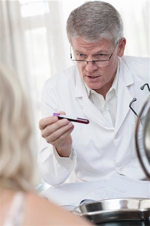 sangre - Scientist examining sample in test tube Foto de stock - Sin royalties Premium, Código: 614-08868992