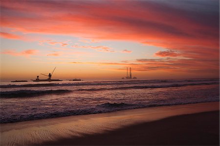 Sunset over submarine at sandy beach Foto de stock - Sin royalties Premium, Código: 614-08869016