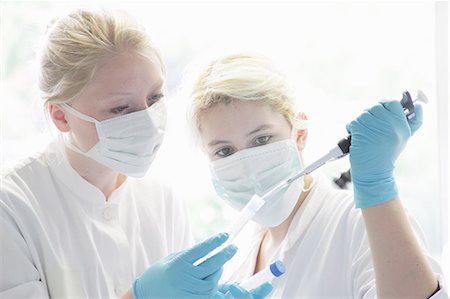 simsearch:6113-07589192,k - Scientist pipetting liquid in lab Stock Photo - Premium Royalty-Free, Code: 614-08869505