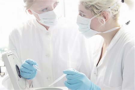 simsearch:614-06973669,k - Scientists working together in lab Stock Photo - Premium Royalty-Free, Code: 614-08869506
