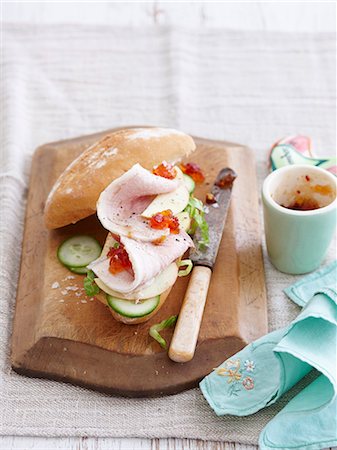 simsearch:700-01716556,k - Sandwich with relish ham and cucumber Photographie de stock - Premium Libres de Droits, Code: 614-08869849