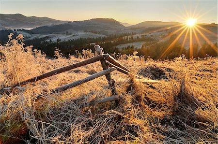 simsearch:6126-08643376,k - Broken fence and sunrise on frosty morning, Krasnik village area, Carpathian Mountains, Ivano-Frankivsk region, Ukraine Foto de stock - Sin royalties Premium, Código: 614-08874005