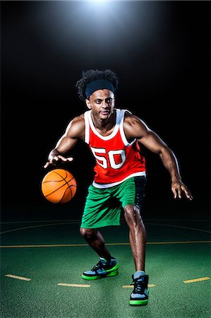 Basketball player bouncing ball Foto de stock - Sin royalties Premium, Código: 614-08874308
