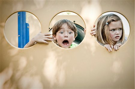 schmollen (beleidigt sein) - Boy and girl making faces through circles Stockbilder - Premium RF Lizenzfrei, Bildnummer: 614-08874357