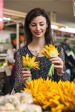 Woman choosing yellow flowers in market Foto de stock - Sin royalties Premium, Código: 614-08874421