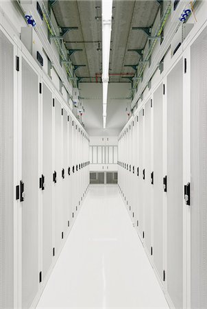 floor covering - Diminishing perspective of data storage warehouse Stock Photo - Premium Royalty-Free, Code: 614-08874581