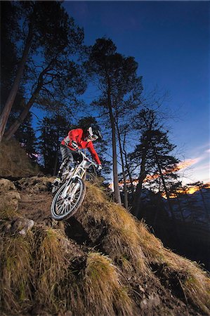 simsearch:6115-06778762,k - Female mountain biker riding down steep mountain track Photographie de stock - Premium Libres de Droits, Code: 614-08874976