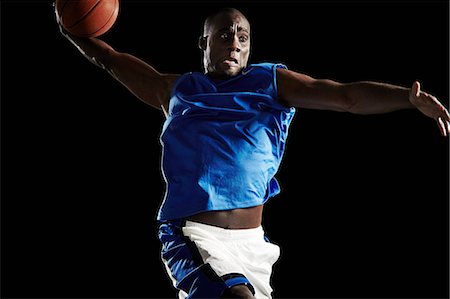 simsearch:400-05701131,k - Male basketball player shooting ball Photographie de stock - Premium Libres de Droits, Code: 614-08875668