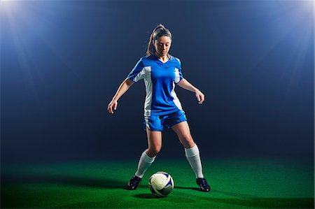 Female soccer player dribbling ball Foto de stock - Sin royalties Premium, Código: 614-08875683