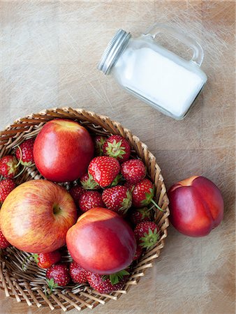 simsearch:614-01088098,k - Basket of apple, peaches and strawberries, overhead view Stock Photo - Premium Royalty-Free, Code: 614-08875796
