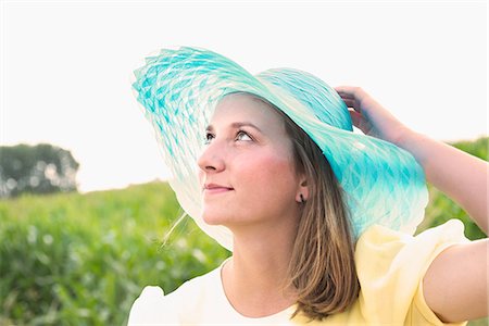 simsearch:614-08392638,k - Close up portrait of adolescent girl in sunhat Foto de stock - Sin royalties Premium, Código: 614-08876116